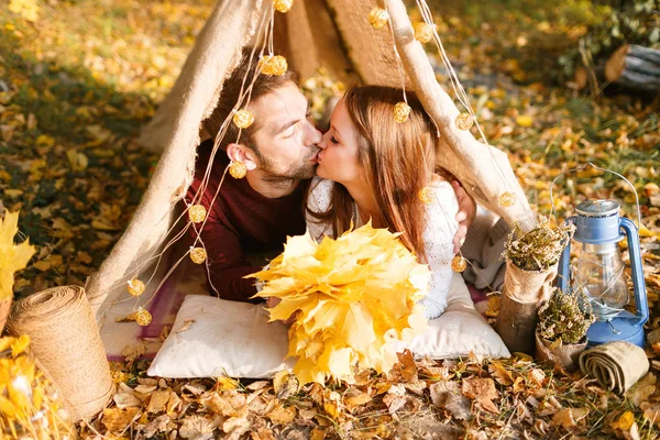 Escursionisti uomini e donne in campeggio nella natura autunnale. Felice giovane coppia backpackers campeggio in tenda . — Foto Stock