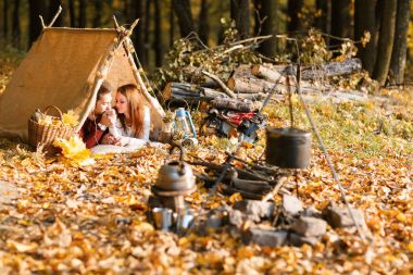 Erkek ve kadın yürüyüşçü sonbahar doğada kamp. Mutlu genç çift backpackers çadırda kamp.