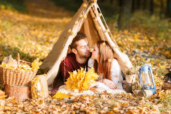 Muž a žena turisté kempování v podzimní přírodě. Batůžkáři šťastný mladý pár kempování ve stanu. — Stock fotografie