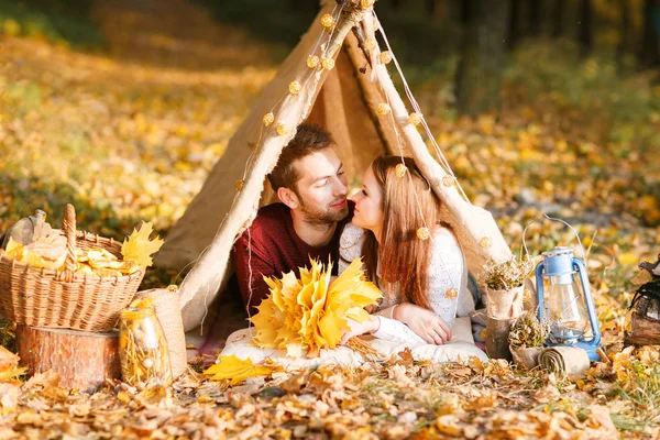 Escursionisti uomini e donne in campeggio nella natura autunnale. Felice giovane coppia backpackers campeggio in tenda . — Foto Stock