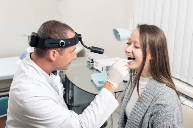Doktor kadın hastaya mastar ile kulak kontrol Ent. özel klinik. otolaryngologist