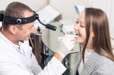 Doktor kadın hastaya mastar ile kulak kontrol Ent. özel klinik. otolaryngologist
