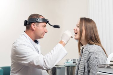 Doktor kadın hastaya mastar ile kulak kontrol Ent. özel klinik. otolaryngologist