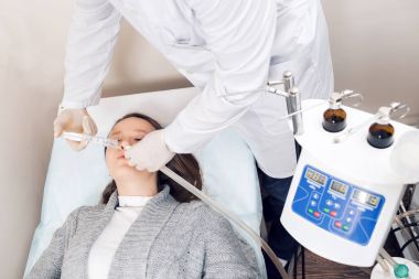 KBB doktor hastaların kulak içine bir aletle arıyorum. özel klinik. otolaryngologist