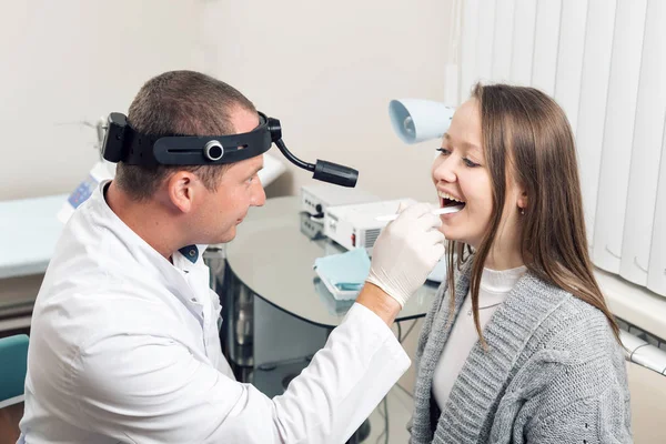 Médico otorrinolaringólogo revisando oído con otoscopio. clínica privada. otorrinolaringólogo — Foto de Stock