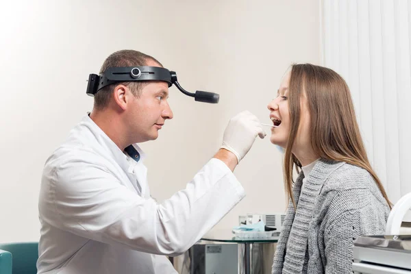 Médico otorrinolaringólogo revisando oído con otoscopio. clínica privada. otorrinolaringólogo — Foto de Stock