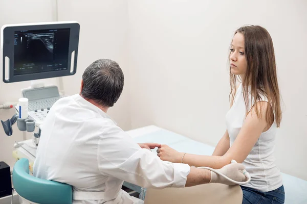 Dospělé samice pacienta koleno společné ultrazvuk na soukromé klinice. — Stock fotografie