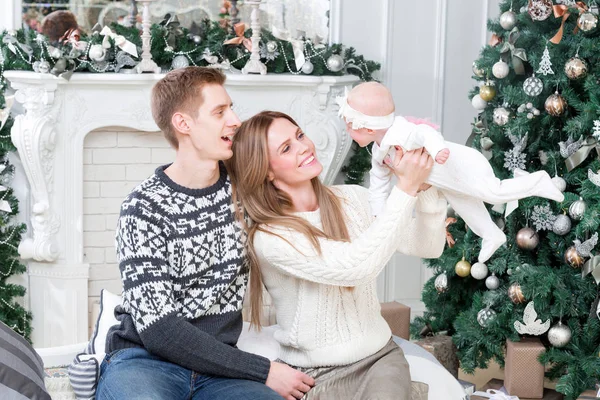Šťastná rodina ve vánočním ránu v domě. Vánoční strom na pozadí. Šťastný nový rok — Stock fotografie