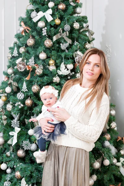 Šťastná mladá maminka a holčička ráno Vánoce v domově. Vánoční strom na pozadí. Podívejte se na kameru. Šťastný nový rok — Stock fotografie