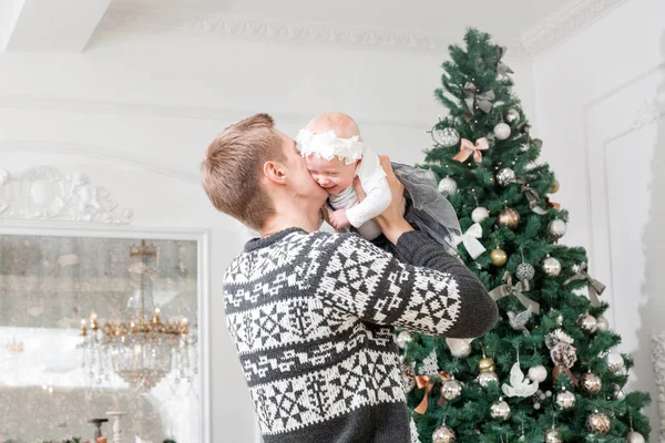 Mutlu genç Baba ve Noel sabahı bebek kız evinde. Noel ağacı arka planda. kameraya bak. Yeni Yılınız Kutlu Olsun — Stok fotoğraf