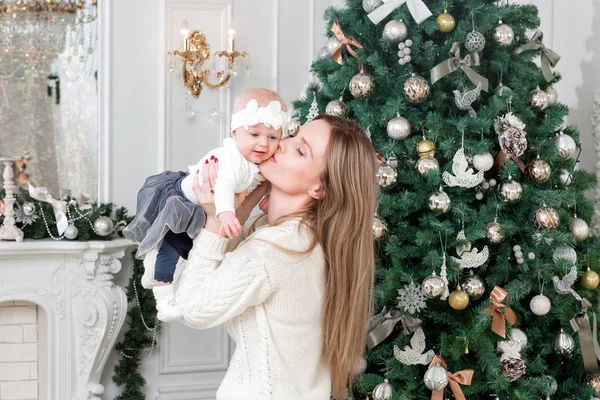 Mutlu genç anne ve bebek kız Noel sabahı evinde. Noel ağacı arka planda. kameraya bak. Yeni Yılınız Kutlu Olsun — Stok fotoğraf