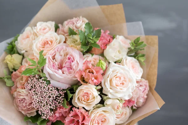 Bouquet in carta kraft. Un mazzo semplice di fiori e verdi — Foto Stock