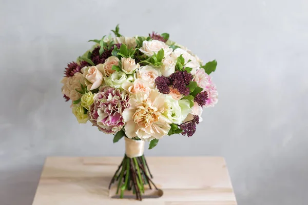 Le bouquet des mariées. Un simple bouquet de fleurs et de verts — Photo