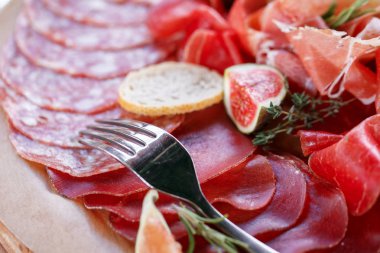 İtalyan antipasti ve meze. dilim jambon, salam, kurutulmuş domuz eti, salam jambon otlar ile yönetim kurulu.