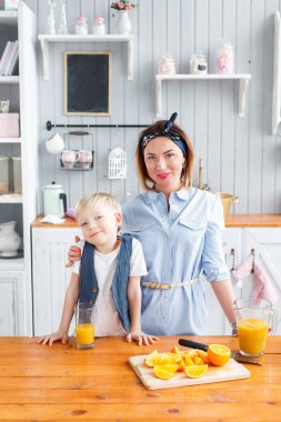 oğlu ve genç anne mutfakta Kahvaltı.
