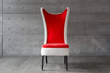 Modern kırmızı sandalye ve beton duvar. kopya alanı