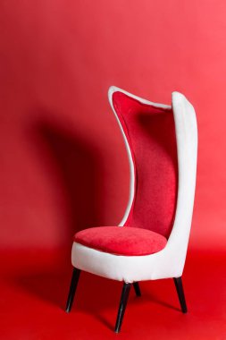 kırmızı bir arka plan üzerinde modern kırmızı sandalye. kopya alanı