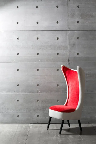 Сучасний червоний стілець і бетонна стіна. копіювання простору — стокове фото