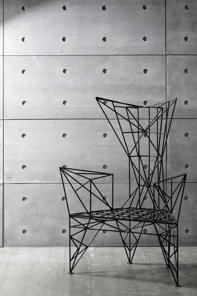Μοντέρνα μεταλλική καρέκλα και τσιμεντένιο τοιχίο. χώρο αντίγραφο — Φωτογραφία Αρχείου