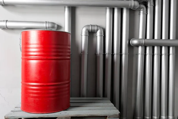 Czerwone beczki i rury - koncepcja. rurociąg srebrny w fabryce ropy naftowej — Zdjęcie stockowe