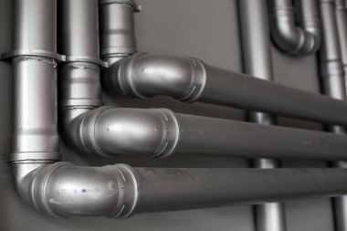 Ham petrol fabrikasında konsept gümüş boru hattı sistemi