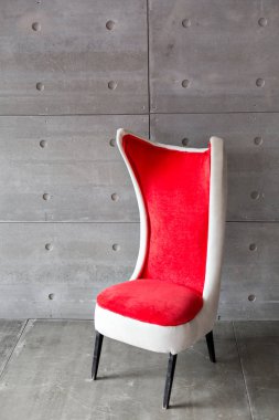 Modern kırmızı sandalye ve beton duvar. kopya alanı