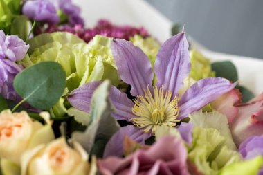 Gül ve karışık çiçek hafif bir arka plan üzerinde yakın çekim çiçek kompozisyon.