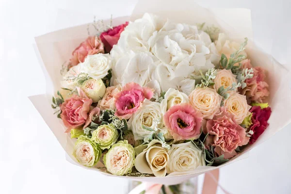 Gül ve karışık çiçek hafif bir arka plan üzerinde yakın çekim çiçek kompozisyon.