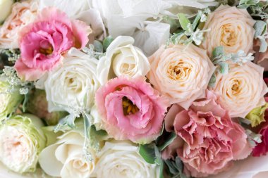 Gül ve karışık çiçek hafif bir arka plan üzerinde yakın çekim çiçek kompozisyon.