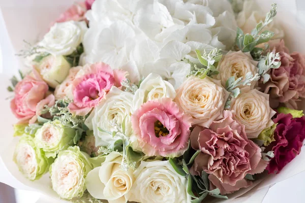 Gül ve karışık çiçek hafif bir arka plan üzerinde yakın çekim çiçek kompozisyon.