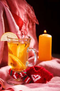 Noel mulled şarap limon ve baharat ile