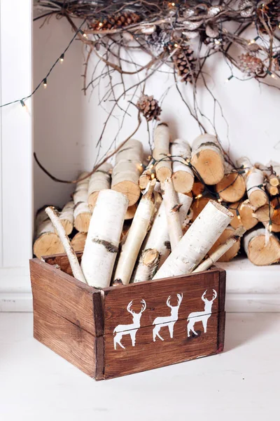 Boże Narodzenie wystrój. Stos drewna opałowego gotowy do kominka podzielone na pola — Zdjęcie stockowe
