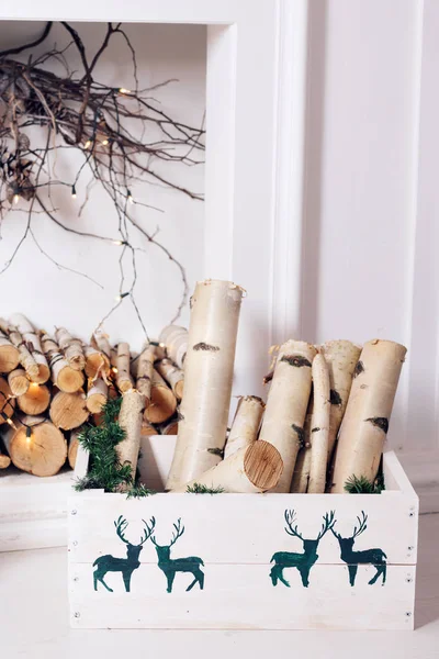 Διακόσμηση για τα Χριστούγεννα. Στοίβα ξύλα για το τζάκι έτοιμο για το τζάκι διαιρείται σε κουτιά — Φωτογραφία Αρχείου