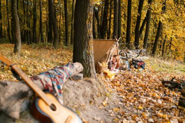 Erkek ve kadın yürüyüşçü sonbahar doğada kamp. Mutlu genç çift backpackers çadırda kamp.