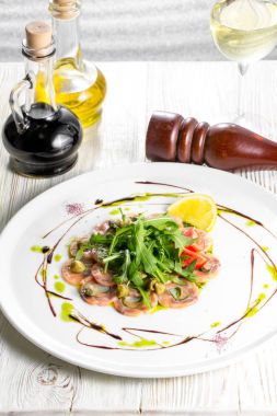 Roka yaprakları ve yapışkan balsamik sirke ile Somon carpaccio