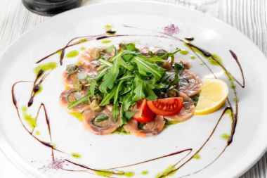 Roka yaprakları ve yapışkan balsamik sirke ile Somon carpaccio