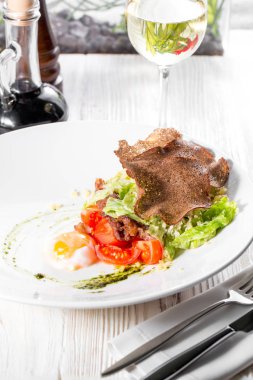 Pashot yumurta ve yedeklenmiş ördek, rucola, cherry domates, mozzarella salatası.