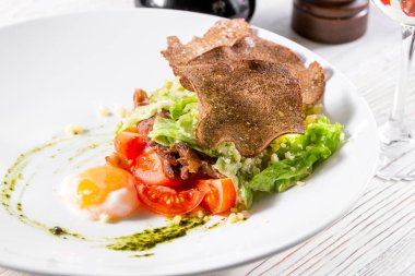 Pashot yumurta ve yedeklenmiş ördek, rucola, cherry domates, mozzarella salatası.