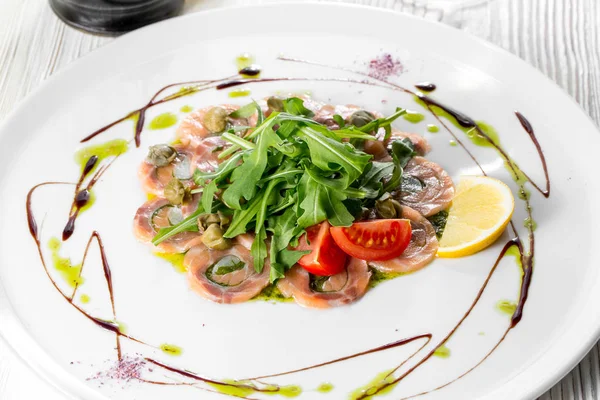 Roka yaprakları ve yapışkan balsamik sirke ile Somon carpaccio