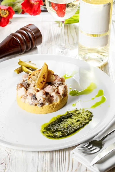 ekşi krema soslu mantar ile kızarmış tavşan adet patates püresi ile servis. Beyaz plaka üzerinde.