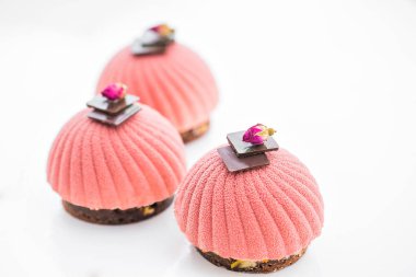 Üç pembe topkek arka plan üzerinde beyaz