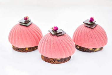 Üç pembe topkek arka plan üzerinde beyaz