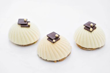 Üç kremalı cupcake arka plan üzerinde beyaz