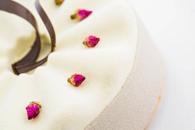 çikolata sosu, yemek yakın çekim ile beyaz pasta