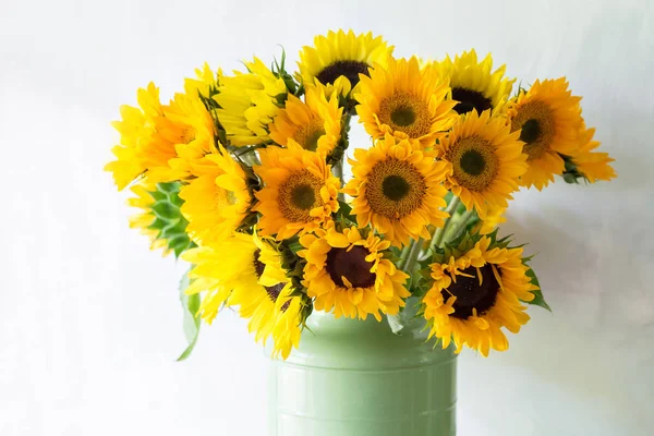 Букет з соняшників і диких квітів на дерев'яному столі, копіювання простору — стокове фото