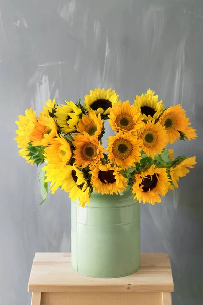 Букет з соняшників і диких квітів на дерев'яному столі, копіювання простору — стокове фото