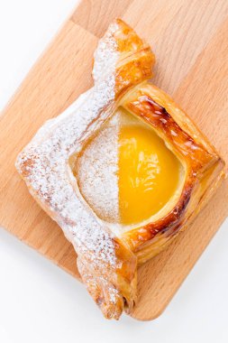 Puf böreği şeftali, kekik ve bal ile açık börek. Kahvaltı. Seçici odak