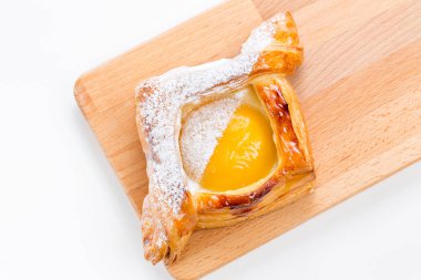 Puf böreği şeftali, kekik ve bal ile açık börek. Kahvaltı. Seçici odak