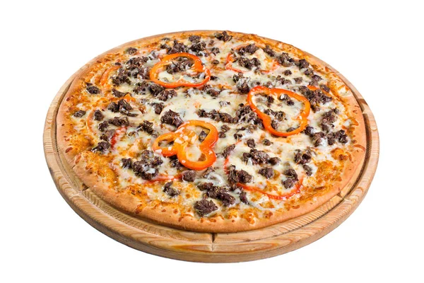 Пицца с паприкой сыра на деревянной доске. для каталога или меню — стоковое фото