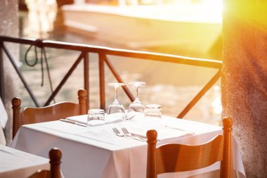 Güzel şehrin Venedik açık restoranda yemek masaları